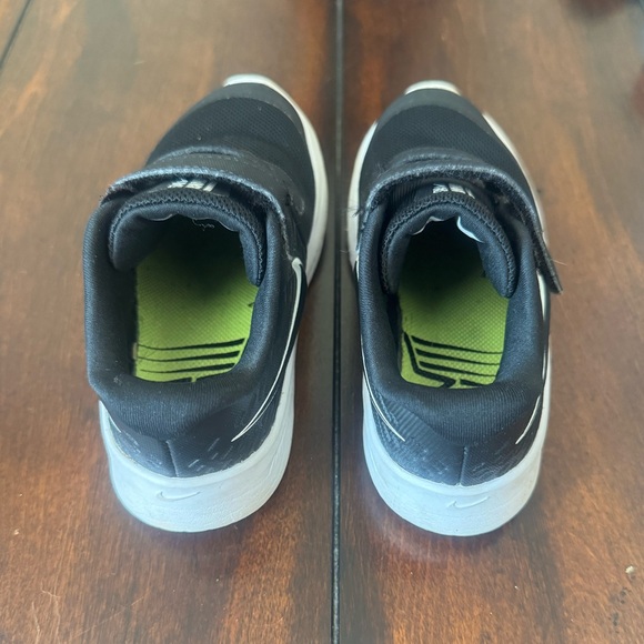 Nike Star Runner 2 Black & White Kids Shoes with Velcro Straps 8C - Picture 2 of 12